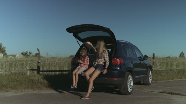 Familia feliz disfrutando de la naturaleza en viaje de verano — Vídeos de Stock