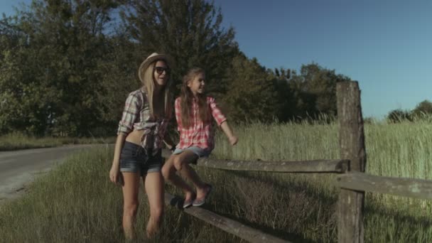 Счастливая семья проводит отпуск на природе на закате — стоковое видео