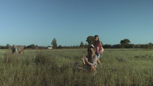 Mother and daughter spending leisure in nature — Stock Video