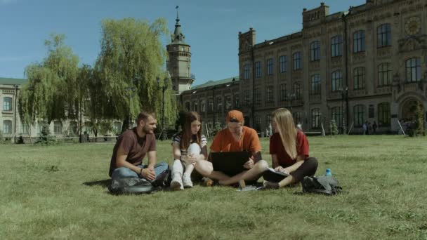 Étudiants excités vérifiant examen approuvé sur ordinateur portable — Video