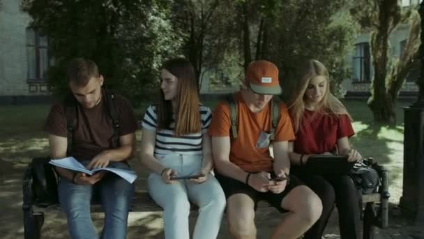 College φοιτητές σπουδάζουν μαζί στον πάγκο — Αρχείο Βίντεο