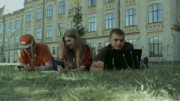 Studenti studují mimo areálu za slunečného dne — Stock video