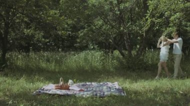 Sevgi dolu babası onun kadın romantik sürpriz yapma