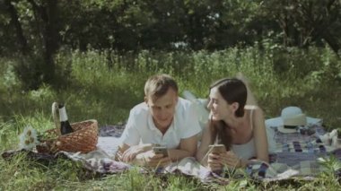 Neşeli çift telefonları sosyal ağlarda gözatma