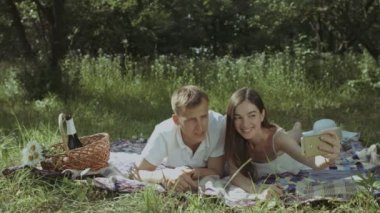 Çift alarak selfie piknik akıllı telefon üzerinde gülümseyen