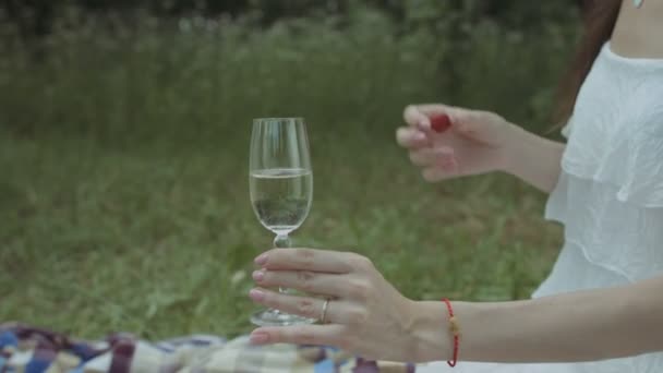 Бокал шампанского с вкусной красной клубникой — стоковое видео