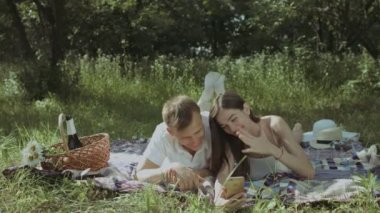 Mutlu çift telefon video görüşmesi pikniğe ara