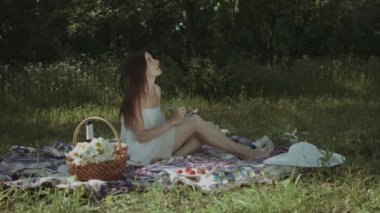 Sevimli kadın sketchbook mekanlarda çizim