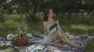 Güzel kadın ısı dalgaları el fan ile mücadele