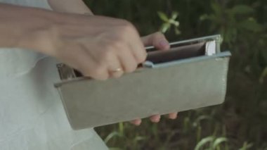 Akıllı telefon çanta dışarı alarak el