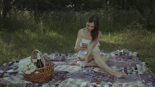 Радісна жінка бере селфі з обручкою — стокове відео