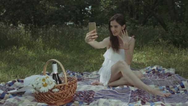 Chica muy alegre tomando selfie de su anillo de compromiso — Vídeos de Stock