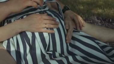 Açık havada ebeveyn eller hamile dokunmadan göbek