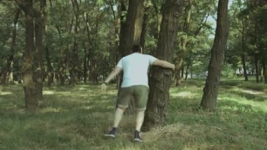 Heyecanlı hamile çift yakalamak parkta oynarken