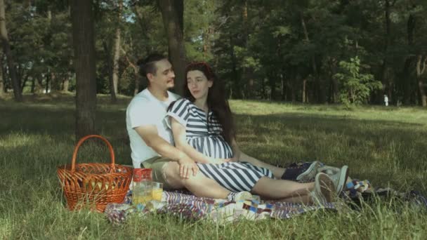 Femeie gravidă capricioasă care alege fructe la picnic — Videoclip de stoc