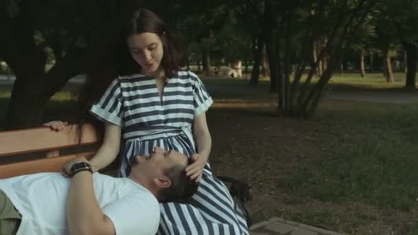 Alegre pareja embarazada vinculación en parque público — Vídeo de stock