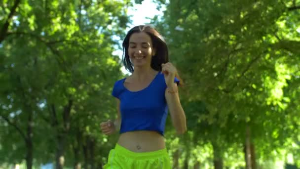 Бегунья во время тренировки на открытом воздухе в парке . — стоковое видео