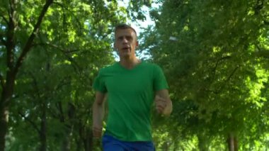 Sağlıklı yakışıklı adam parkta koşu uygun