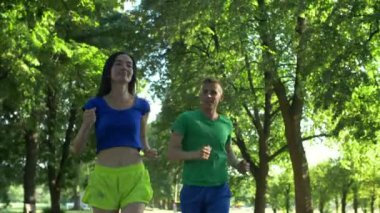 Koşu sırasında kadınla flört runner adam