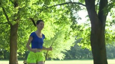 Yaz Park'ta çalışan gülümseyen kadın runner