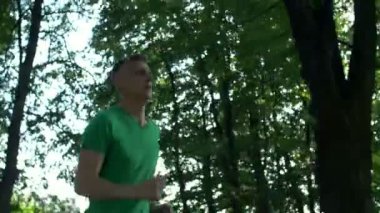 Atletik doğada koşan yakışıklı adam koşu