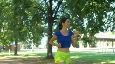 Kadın atlet dokunmadan acı ayak bileği bükülmüş