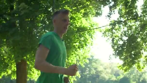 Бегун мужчина бегает трусцой здоровый образ жизни — стоковое видео