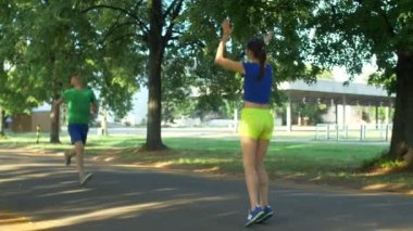 Bitiş çizgisine çapraz atletik erkek atlet