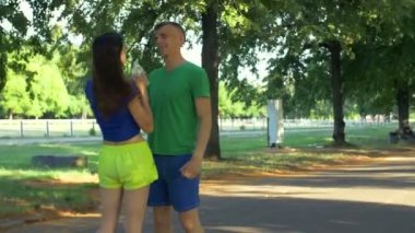 İçme suyu ve çalıştırdıktan sonra dinlenme sportif kadın