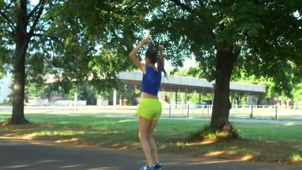 うれしそうなスポーティーなフィットネス女性夏の公園でフィニッシュ ラインで男性ランナーを奨励すること 疲れて運動男ジョガー フィニッシュ ラインを横切るとカップル屋外でトレーニング中の彼のガール フレンドを抱き締める — ストック動画