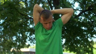 Sağlıklı atletik erkek silah ve Park Boyun Germe