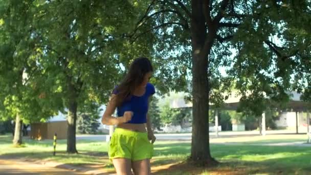 Löpare kvinna avbryts av viktiga telefonsamtal — Stockvideo