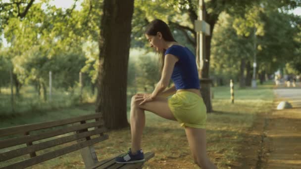 Fitness kvinna löpare stretching benen innan du kör — Stockvideo