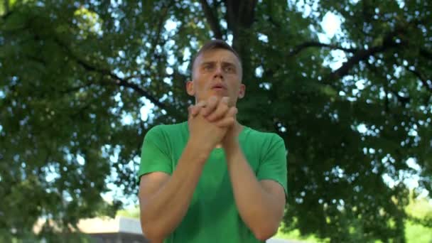 Atletický muž táhnoucí se jeho svaly paže před spuštění — Stock video