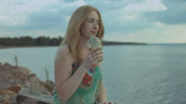 Rahat kadının sahil Mojito kokteyl