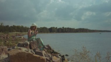 Kadın kısa seaside adlı akıllı telefon üzerinde mesaj