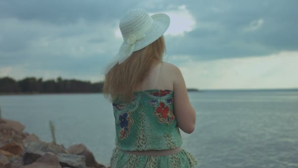 Jolie femme en été se reposer au bord de la mer — Video