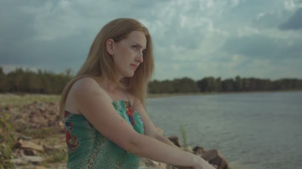 Thoughtful adult redhead woman looking at sea — Stock Video