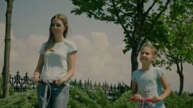 Sevimli binme küçük doğada motosikletler ile anne