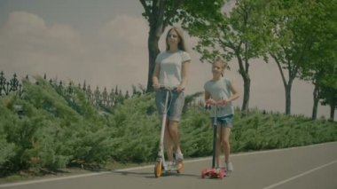 Modern aile doğada scateboard scooter sürme