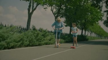 Park scooter binmek için büyükanne öğretim torun