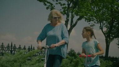 Büyükanne ve boş zaman zevk scooter torun