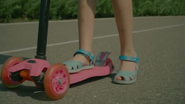 Küçük kız sürme itme scooter genel Park — Stok video