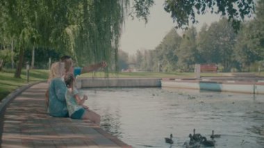 Göl kenarında çok nesil aile alarak selfie