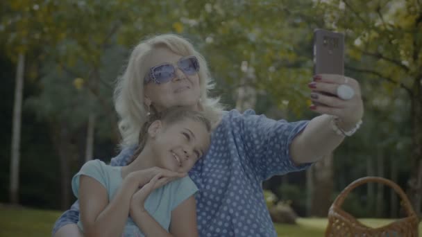 Abuela positiva haciendo selfie con nieto — Vídeo de stock
