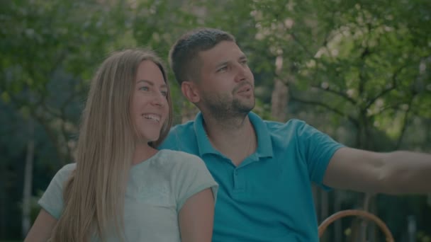 Привлекательная пара в любви расслабляющий на открытом воздухе — стоковое видео