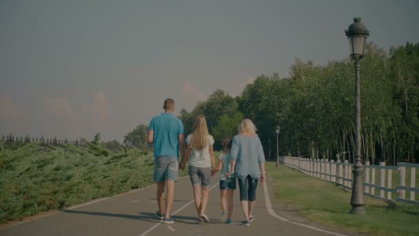 Familia de generación Multl caminando por el parque de verano — Vídeos de Stock