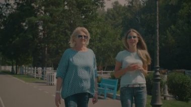 Neşeli anne ve yetişkin kızı Park'ta dinlenme
