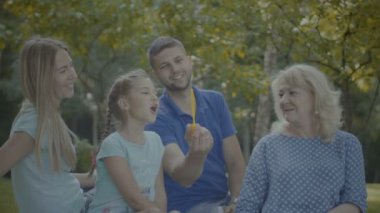 Sabun köpüğü ile oynayan üç nesil aile