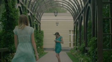 Açık havada toplantı iki neşeli kız arkadaşım